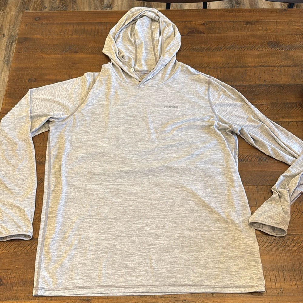 Perfect condition! Men’s Patagonia lightweight hooded pullover.